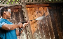 Làm sạch mùa xuân được thực hiện dễ dàng với một máy rửa áp lực